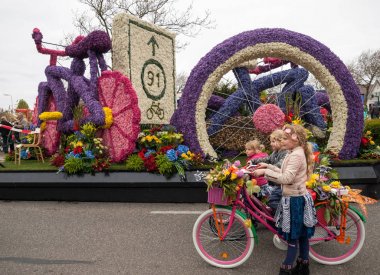  geleneksel çiçek Bloemencorso Noordwijk Hollanda'da Haarlem için geçit töreni.
