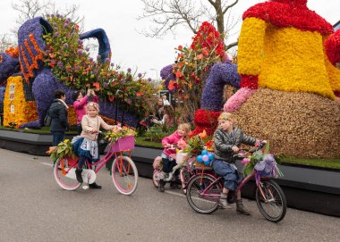  geleneksel çiçek Bloemencorso Noordwijk Hollanda'da Haarlem için geçit töreni.