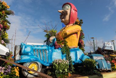  geleneksel çiçek Bloemencorso Noordwijk Hollanda'da Haarlem için geçit töreni.