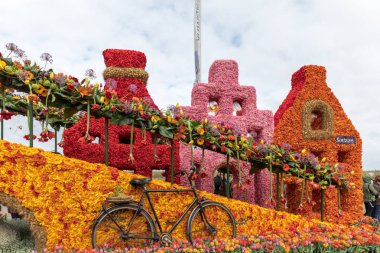 geleneksel çiçek Bloemencorso Noordwijk Hollanda'da Haarlem için geçit töreni.