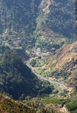 Güneye doğru--dan belgili tanımlık geçmek Boca da Encumeada Madeira görüntülemek.