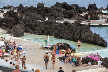Porto Moniz doğal kaya Havuzu. Atlantik Okyanusu'ndan su ile ortak bir banyosu 's.