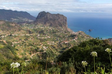 Rock ve Porto da Cruz Madeira Kuzey Sahil kartal