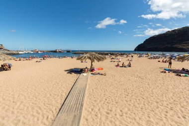  İnsanlar güneşli bir günde Machico plajda dinleniyor. Madeira Adası, Portekiz