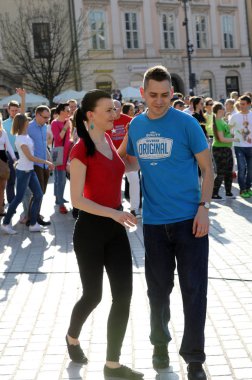  Uluslararası Flashmob gün Rueda de Casino, 57 ülke, 160 şehirler. Birkaç yüz kişi İspanyol ritimleri Cracow ana meydanda dans.