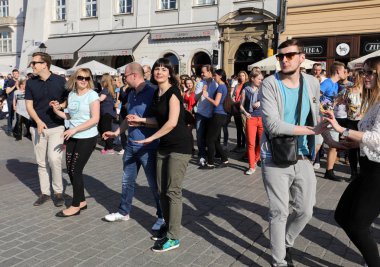  Uluslararası Flashmob gün Rueda de Casino, 57 ülke, 160 şehirler. Birkaç yüz kişi İspanyol ritimleri Cracow ana meydanda dans.