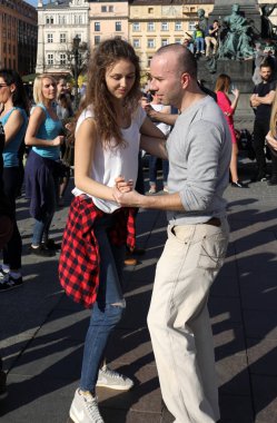  Uluslararası Flashmob gün Rueda de Casino, 57 ülke, 160 şehirler. Birkaç yüz kişi İspanyol ritimleri Cracow ana meydanda dans.