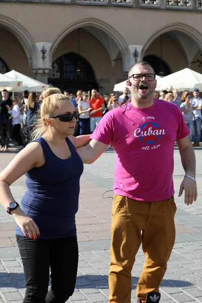 国际快闪族日 Rueda de 赌场、 57 个国家的 160 个城市。几百人在克拉科夫的主广场上跳舞西班牙裔美国人的节奏. — 图库照片