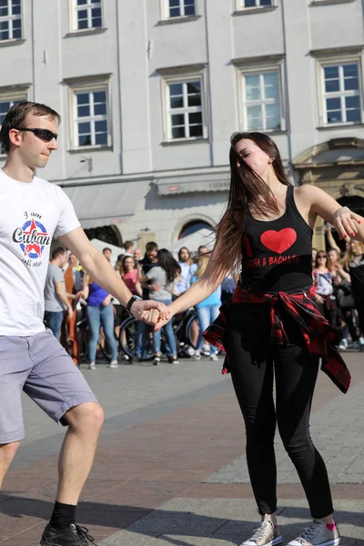 Internationaler Flashmob-Tag der rueda de casino, 57 Länder, 160 Städte. Mehrere hundert Menschen tanzen hispanische Rhythmen auf dem Hauptplatz in Krakau. — Stockfoto