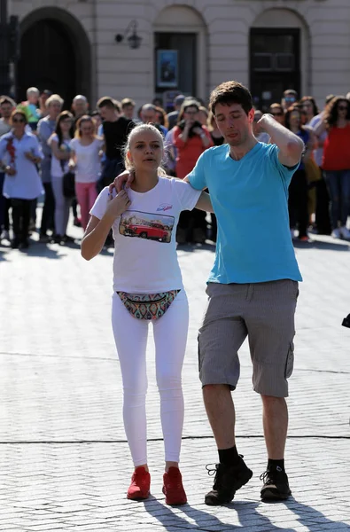 Día Internacional de Flashmob de Rueda de Casino, 57 países, 160 ciudades. Varios cientos de personas bailan ritmos hispanos en la Plaza Principal de Cracovia . — Foto de Stock