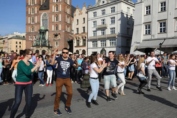 Día Internacional de Flashmob de Rueda de Casino, 57 países, 160 ciudades. Varios cientos de personas bailan ritmos hispanos en la Plaza Principal de Cracovia . —  Fotos de Stock