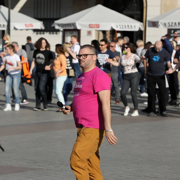 Internationella Flashmob dagen Rueda de Casino, 57 länder, 160 städer. Flera hundra personer Dans latinamerikanska rytmer på stora torget i Krakow. — Stockfoto