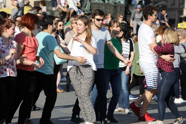 Internationale dag van de Flashmob van Rueda de Casino, 57 landen, 160 steden. Verschillende honderden personen dans Spaanse ritmes op het hoofdplein in Krakau. — Stockfoto
