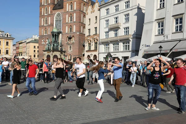 Internationale dag van de Flashmob van Rueda de Casino, 57 landen, 160 steden. Verschillende honderden personen dans Spaanse ritmes op het hoofdplein in Krakau. — Stockfoto