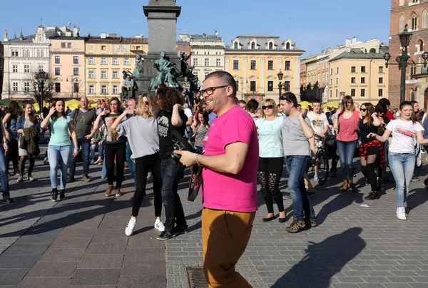 International Flashmob Day of Rueda de Casino, 57 countries, 160 cities. Several hundred persons dance Hispanic rhythms on the Main Square in Cracow. — Stock Photo, Image