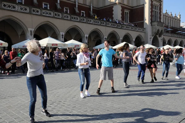 Dia Internacional do Flashmob de Rueda de Casino, 57 países, 160 cidades. Várias centenas de pessoas dançam ritmos hispânicos na praça principal em Cracóvia . — Fotografia de Stock