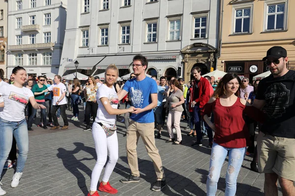Internationale dag van de Flashmob van Rueda de Casino, 57 landen, 160 steden. Verschillende honderden personen dans Spaanse ritmes op het hoofdplein in Krakau. — Stockfoto