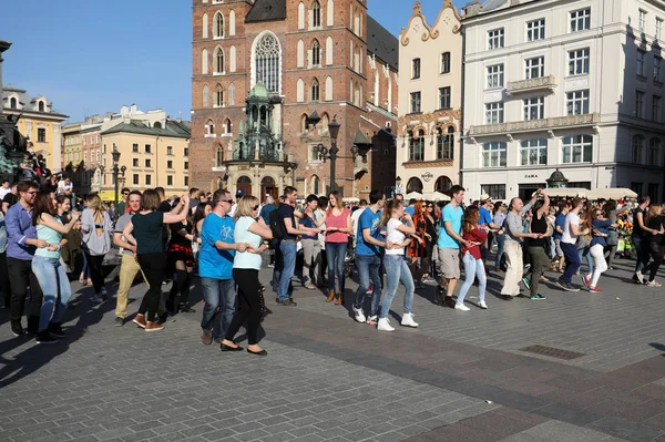 Διεθνής Ημέρα Flashmob Rueda de Casino, 57 χώρες, 160 πόλεις. Αρκετές εκατοντάδες άτομα Ισπανόφωνος ρυθμούς χορού στην κεντρική πλατεία στην Κρακοβία. — Φωτογραφία Αρχείου