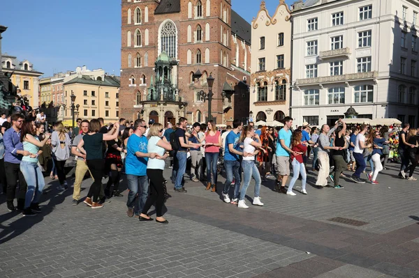 Uluslararası Flashmob gün Rueda de Casino, 57 ülke, 160 şehirler. Birkaç yüz kişi İspanyol ritimleri Cracow ana meydanda dans. — Stok fotoğraf