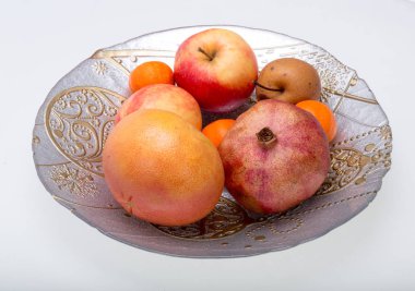 beyaz izole plaka üzerinde taze meyve karışımı