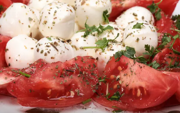 Sałatka Caprese z pomidorami, mozzarellą i zioła — Zdjęcie stockowe
