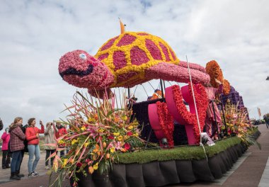 geleneksel çiçek Bloemencorso Noordwijk Hollanda'da Haarlem için geçit töreni