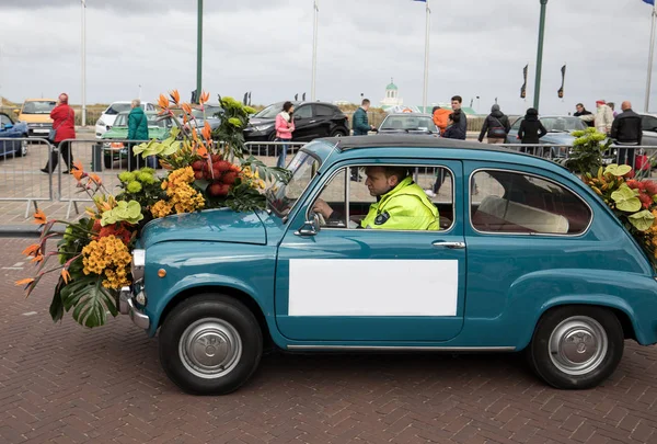 La tradizionale sfilata dei fiori Bloemencorso da Noordwijk a Haarlem nei Paesi Bassi — Foto Stock