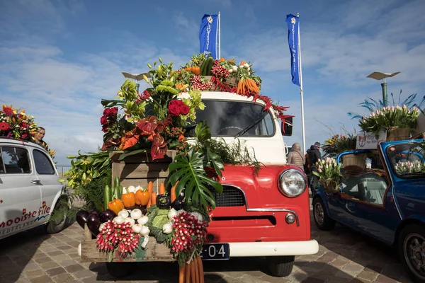 Τα παραδοσιακά λουλούδια παρέλαση Bloemencorso από Noordwijk σε Χάαρλεμ της Ολλανδίας — Φωτογραφία Αρχείου