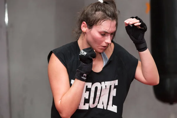 Agnieszka Niestoj - talentoso boxeador polaco durante el entrenamiento de boxeo con entrenador en el gimnasio. Cracovia, Polonia . — Foto de Stock