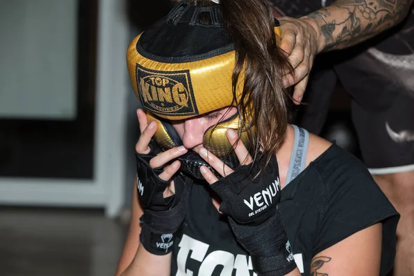 Agnieszka Niestoj - talentoso boxeador polaco durante el entrenamiento de boxeo con entrenador en el gimnasio. Cracovia, Polonia . — Foto de Stock