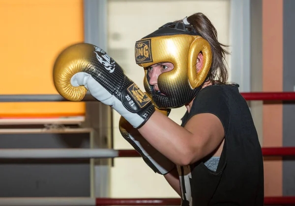 Agnieszka Niestoj - talentoso boxeador polaco durante el entrenamiento de boxeo con entrenador en el gimnasio. Cracovia, Polonia . — Foto de Stock