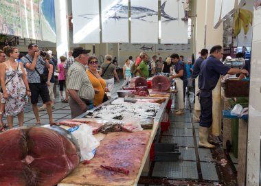Mercado dos Lavradores, Balık satıcıları, ünlü balık ve deniz ürünleri Pazar Funchal, Madeira Adası