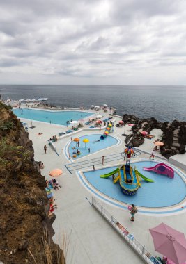 Lido oteller Funchal, Madeira Adası bölgesinde turist ile Yüzme Havuzu