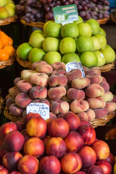 Świeże owoce egzotyczne na słynny targ, w Funchal (Mercado dos Lavradores), Wyspa Madera, Portugalia — Zdjęcie stockowe