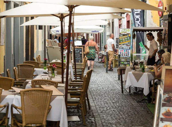 Καταστήματα, μπαρ και εστιατόρια στην Σάντα Μαρία οδό στην πόλη Funchal — Φωτογραφία Αρχείου