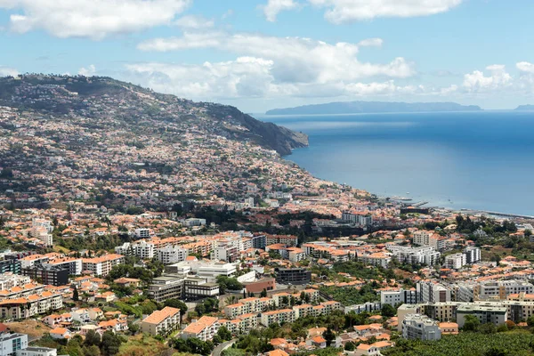 Panoramisch zicht van Funchal op het eiland Madeira. Portugal — Stockfoto