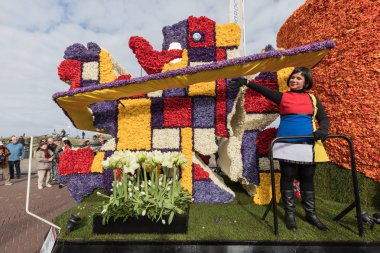  geleneksel çiçek Bloemencorso Noordwijk Hollanda'da Haarlem için geçit töreni. 