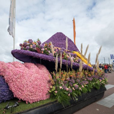  geleneksel çiçek Bloemencorso Noordwijk Hollanda'da Haarlem için geçit töreni. 