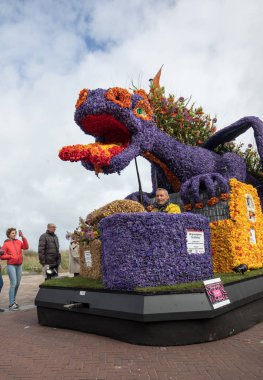  geleneksel çiçek Bloemencorso Noordwijk Hollanda'da Haarlem için geçit töreni. 