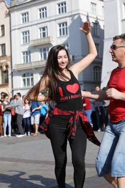  Uluslararası Flashmob gün Rueda de Casino, 57 ülke, 160 şehirler. Birkaç yüz kişi İspanyol ritimleri Cracow ana meydanda dans