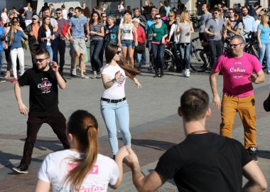  Uluslararası Flashmob gün Rueda de Casino, 57 ülke, 160 şehirler. Birkaç yüz kişi İspanyol ritimleri Cracow ana meydanda dans