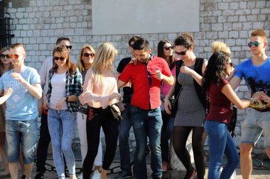  Uluslararası Flashmob gün Rueda de Casino, 57 ülke, 160 şehirler. Birkaç yüz kişi İspanyol ritimleri Cracow ana meydanda dans