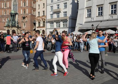  Uluslararası Flashmob gün Rueda de Casino, 57 ülke, 160 şehirler. Birkaç yüz kişi İspanyol ritimleri Cracow ana meydanda dans