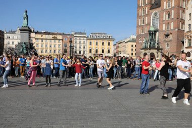  Uluslararası Flashmob gün Rueda de Casino, 57 ülke, 160 şehirler. Birkaç yüz kişi İspanyol ritimleri Cracow ana meydanda dans