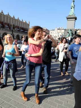  Uluslararası Flashmob gün Rueda de Casino, 57 ülke, 160 şehirler. Birkaç yüz kişi İspanyol ritimleri Cracow ana meydanda dans