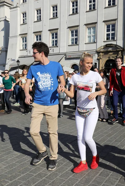 Journée internationale Flashmob de Rueda de Casino, 57 pays, 160 villes. Plusieurs centaines de personnes dansent des rythmes hispaniques sur la place principale de Cracovie — Photo