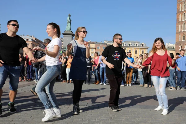 Διεθνής Ημέρα Flashmob Rueda de Casino, 57 χώρες, 160 πόλεις. Αρκετές εκατοντάδες άτομα Ισπανόφωνος ρυθμούς χορού στην κεντρική πλατεία στην Κρακοβία — Φωτογραφία Αρχείου