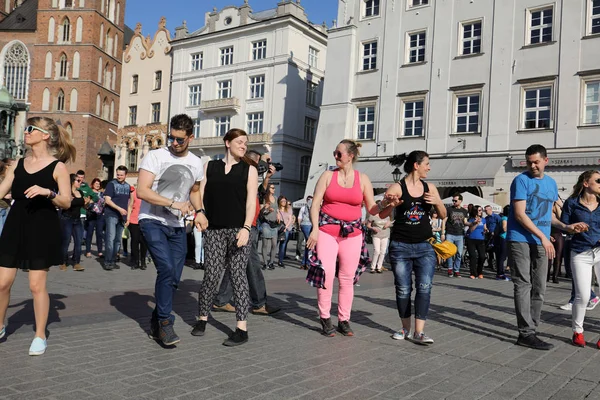 Giornata internazionale Flashmob di Rueda de Casino, 57 paesi, 160 città. Diverse centinaia di persone ballano i ritmi ispanici sulla piazza principale di Cracovia — Foto Stock