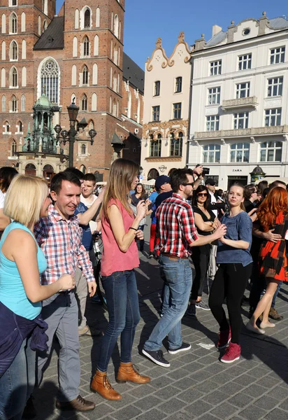 Internationella Flashmob dagen Rueda de Casino, 57 länder, 160 städer. Flera hundra personer Dans latinamerikanska rytmer på stora torget i Krakow — Stockfoto