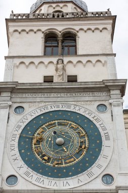 Saat Kulesi Bina Ortaçağ kökenli bakan Piazza dei sinyorlar Padova, İtalya
